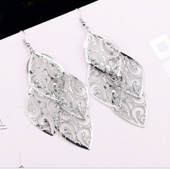 NWT Silver Alloy Dangle Leaf Earrings Lightweight - Picture 1 of 1